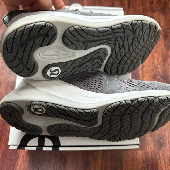Lululemon Like New Low Blissfeel Running shoe size 9 Women’s - Picture 5 of 7